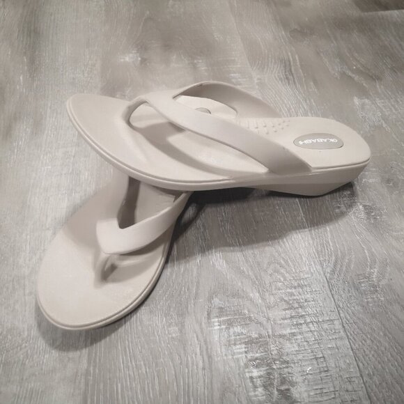 2/$30.00 - Okabashi Ladies Size Med. One Piece Construction Beige Thong Sandals - Picture 1 of 7